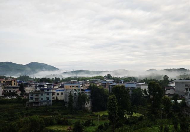 凤凰  沱江镇  大坳村  云雾弥漫 群山 峰林 高楼   雾色 宛如仙境