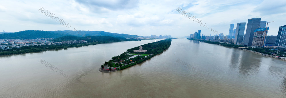 橘子洲头，湘江，暴雨，洪水，全景