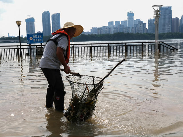 清理河道垃圾，湘江风光带，清理河道，水面保洁队队