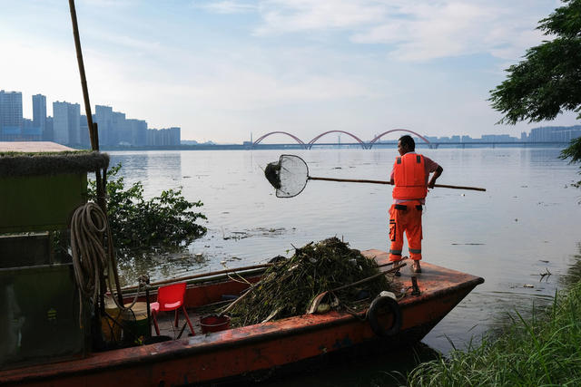 清理河道垃圾，湘江风光带，清理河道，水面保洁队队