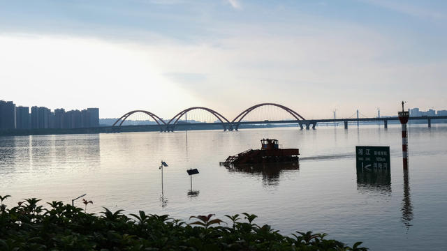 清理河道垃圾，湘江风光带，清理河道，水面保洁队队