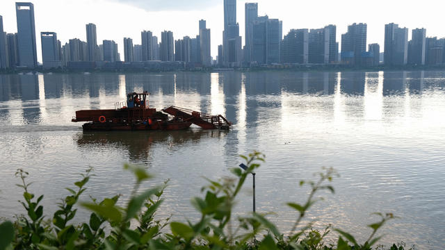 清理河道垃圾，湘江风光带，清理河道，水面保洁队队