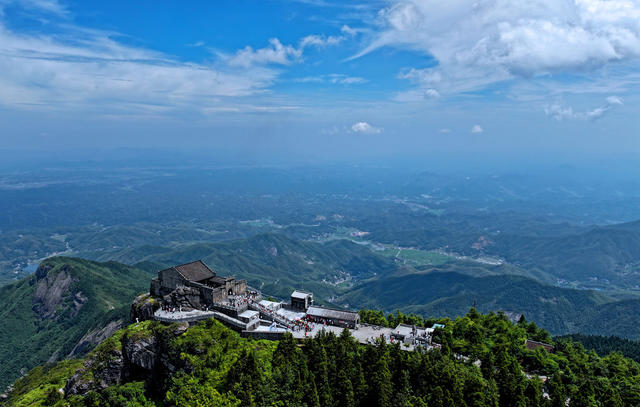 南岳衡山  游客 祝融峰