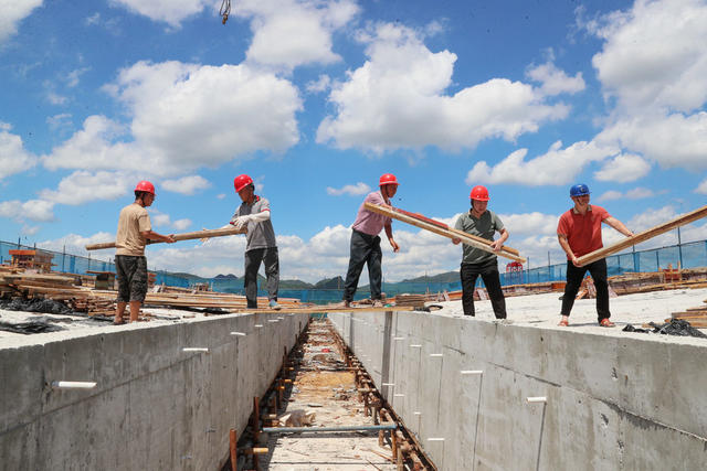 战高温  建学校  工地  施工  建设