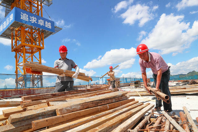 战高温  建学校  工地  施工  建设