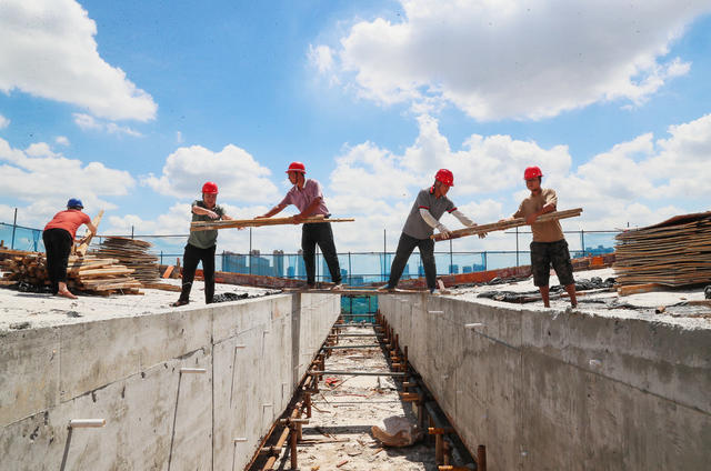 战高温  建学校  工地  施工  建设