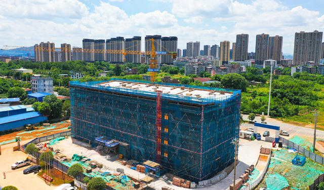 战高温  建学校  工地  施工  建设