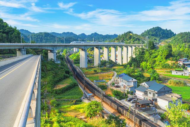 首市双塘街道周家寨  一列高铁与一列普铁罕见“约会”同时驶过村庄    高铁、普铁同框共绘大美乡村