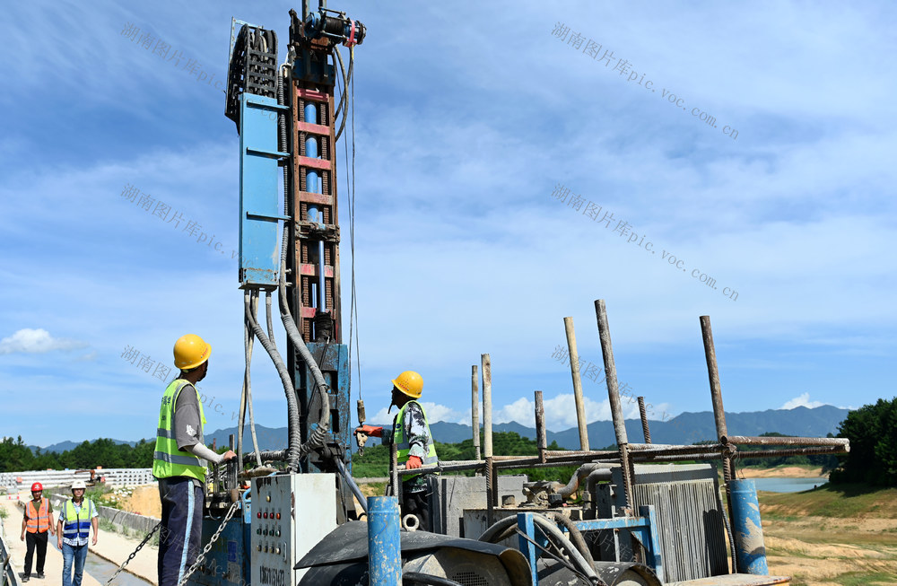 高温天气 水库 除险加固 错峰施工 重点工程 工人 健康安全 战高温 施工 工地