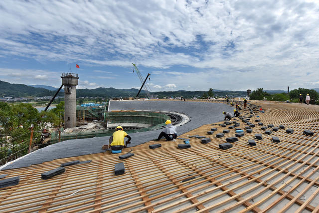 战高温 冒酷暑 抢进度