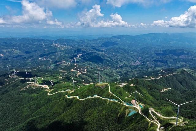 风电 风 电能 能源 生态 绿色 高山 蓝天 白云