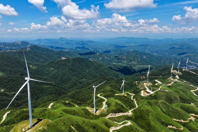 风电 风 电能 能源 生态 绿色 高山 蓝天 白云