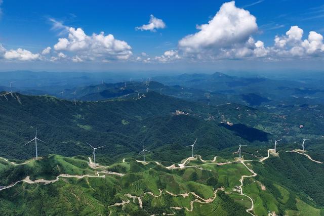 风电 风 电能 能源 生态 绿色 高山 蓝天 白云