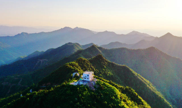 嘉禾：日落山峰景观美