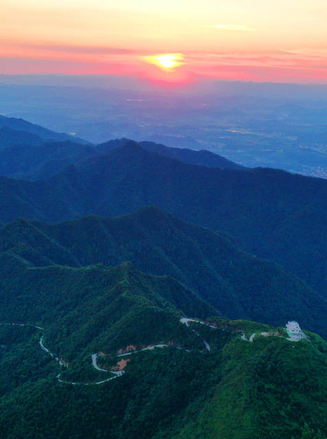嘉禾：日落山峰景观美