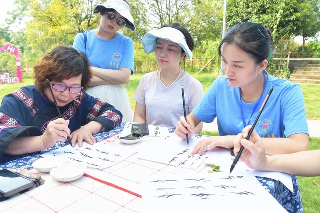 学习“非遗女书”度暑假
