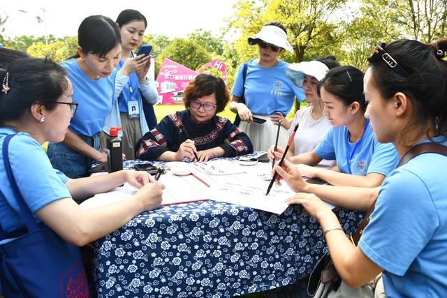 学习“非遗女书”度暑假