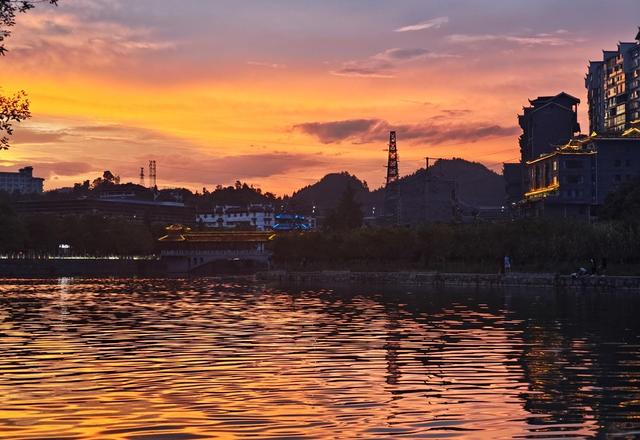 凤凰  沱江 碧水 夕阳  水光潋滟 美轮美奂 绚烂如画 自然 人文流连忘返 