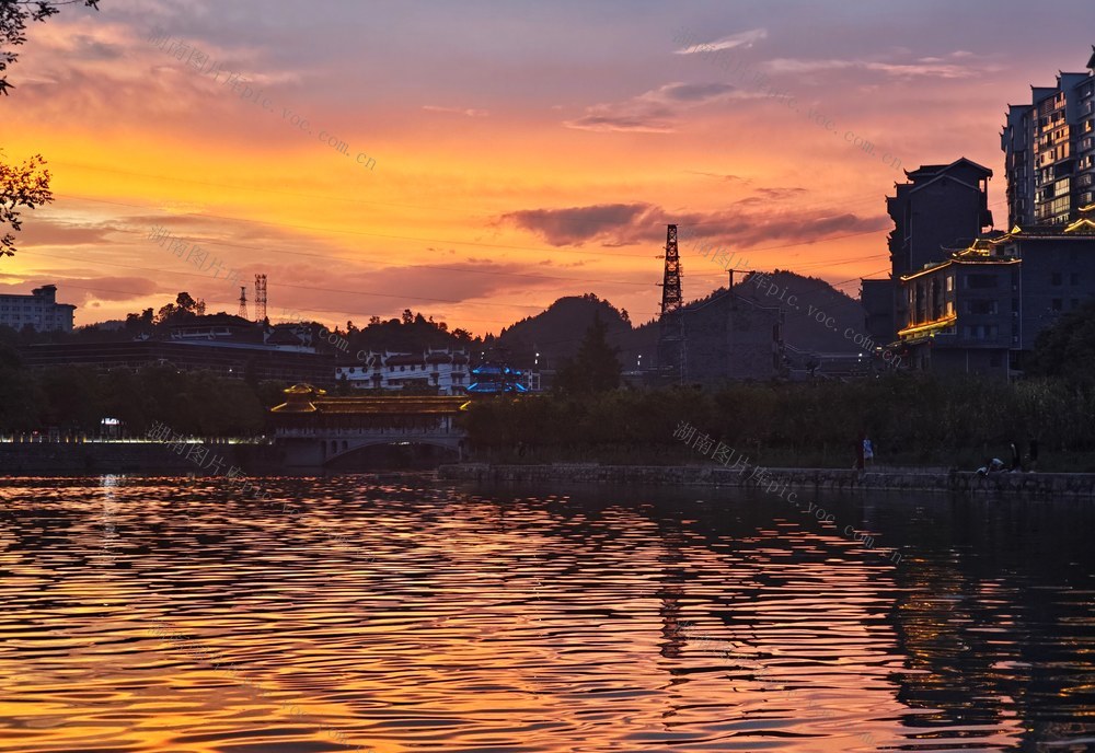 凤凰  沱江 碧水 夕阳  水光潋滟 美轮美奂 绚烂如画 自然 人文流连忘返 