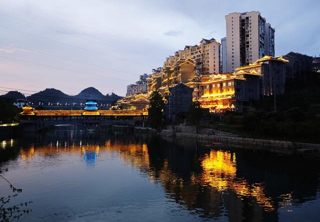 凤凰  沱江 碧水 夕阳  水光潋滟 美轮美奂 绚烂如画 自然 人文流连忘返 