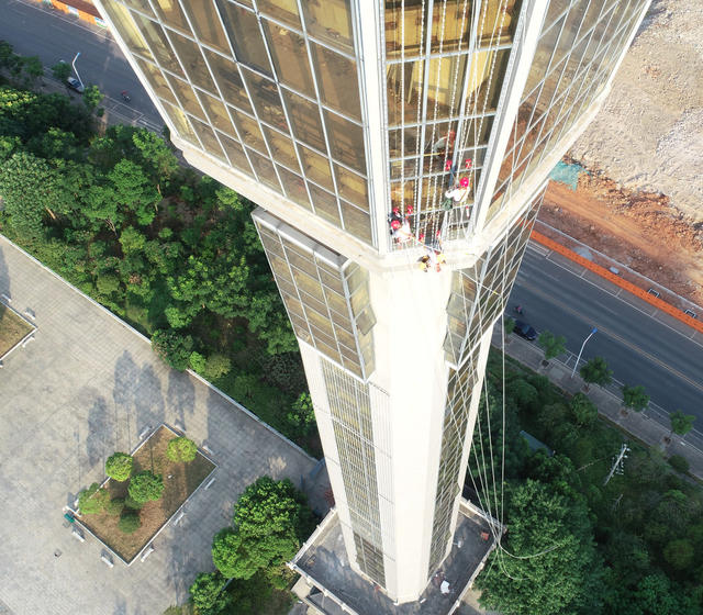 重点项目  城市建设  高温  施工  农民工  高空作业  玻璃幕墙