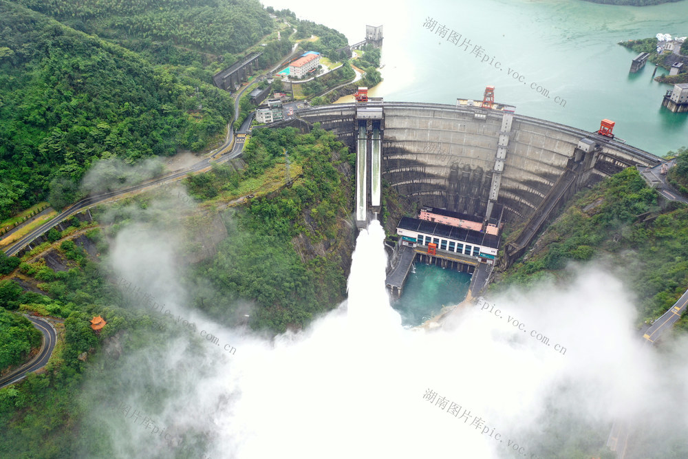 台风格美 防汛抗洪 水位上涨 开闸泄洪 守护人民群众 