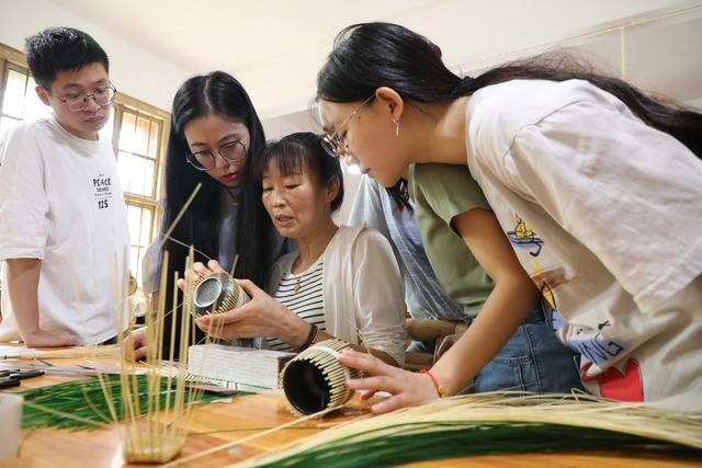体验非遗文化    传承传统技艺