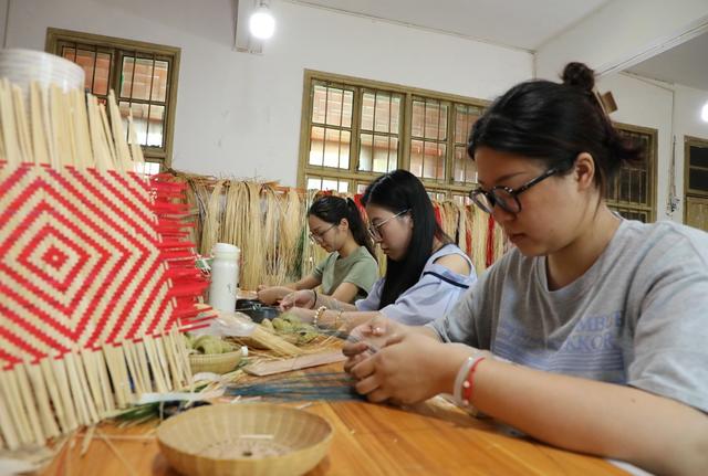 体验非遗文化    传承传统技艺