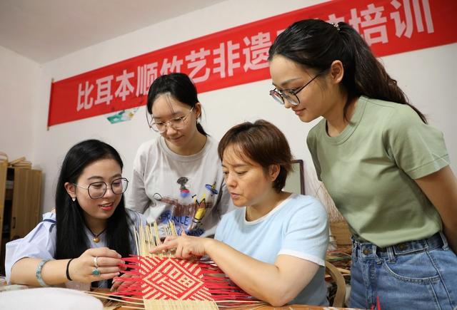 体验非遗文化    传承传统技艺