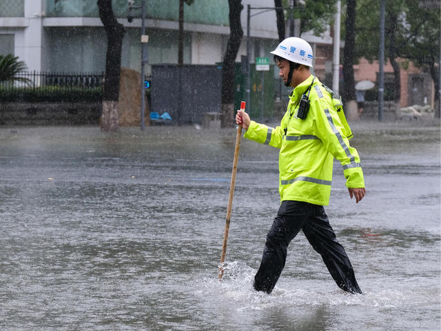 交警，雨中，保安全