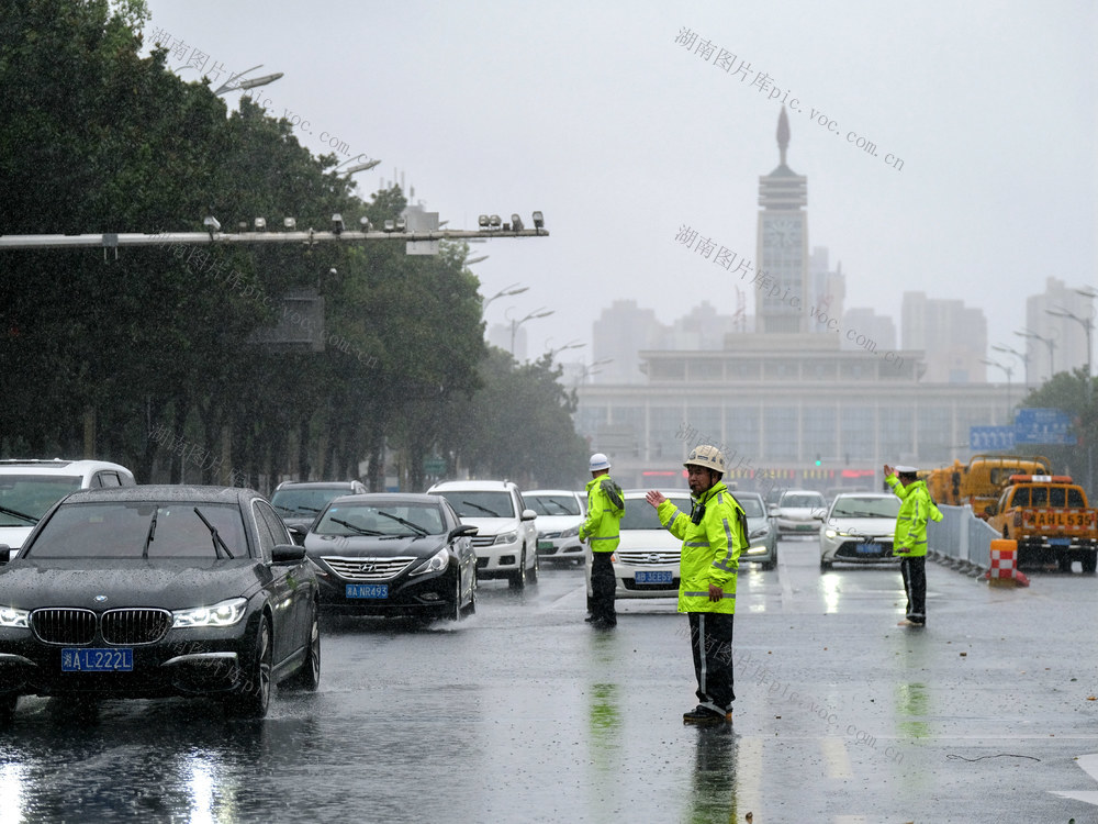 交警，雨中，保安全