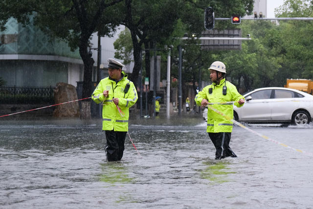 交警，雨中，保安全