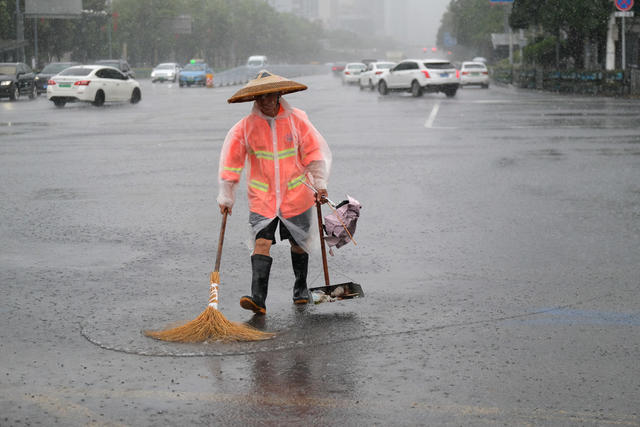 市政部门，抢排道路积水