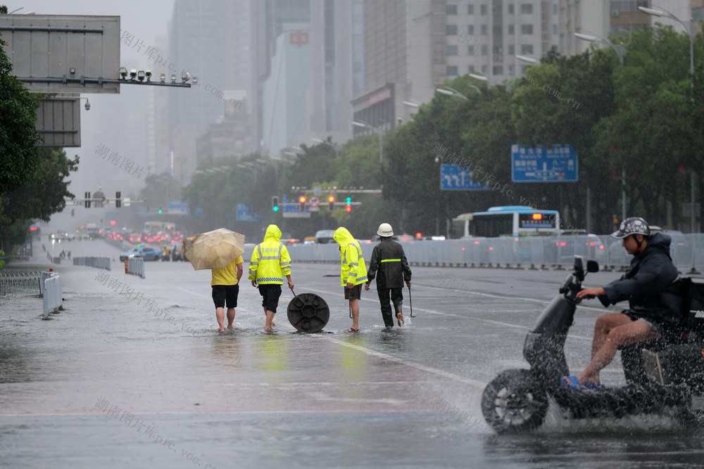 市政部门，抢排道路积水