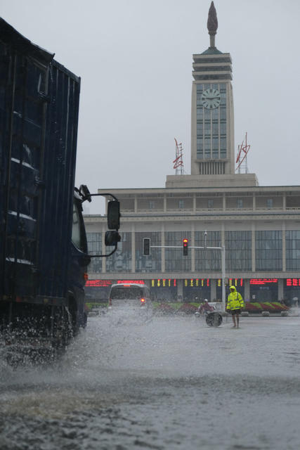 市政部门，抢排道路积水
