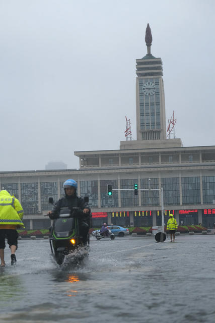 市政部门，抢排道路积水