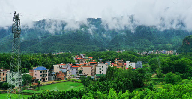 蓝山：云雾缭绕乡村美