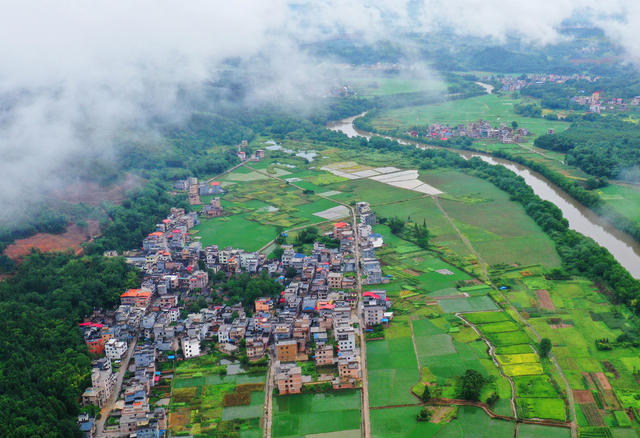 蓝山：云雾缭绕乡村美