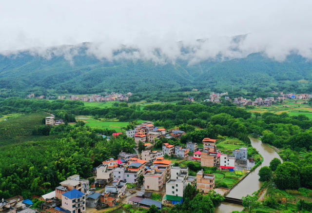 蓝山：云雾缭绕乡村美