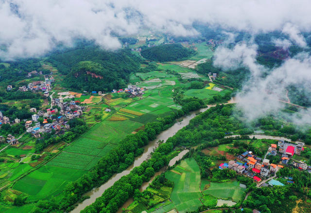 蓝山：云雾缭绕乡村美