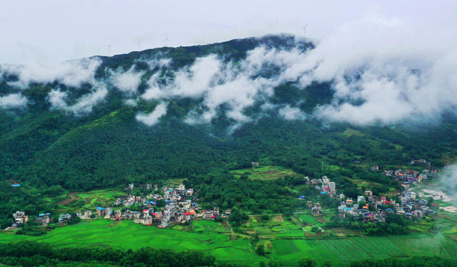 蓝山：云雾缭绕乡村美