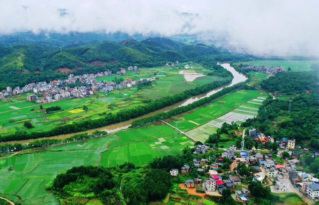 蓝山：云雾缭绕乡村美