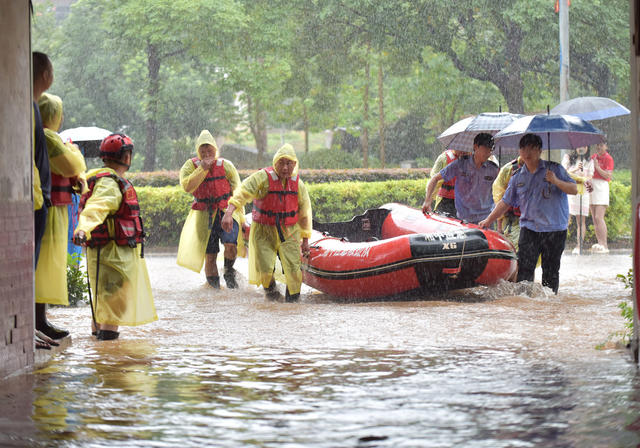 洪灾  救人  党员干部  为民办实事   救援队