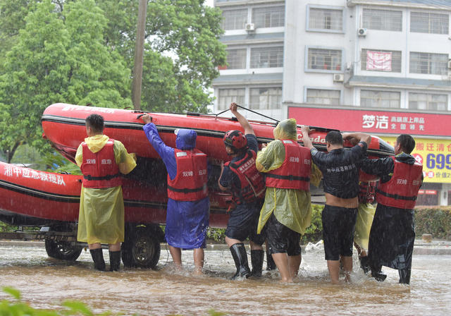 洪灾  救人  党员干部  为民办实事   救援队