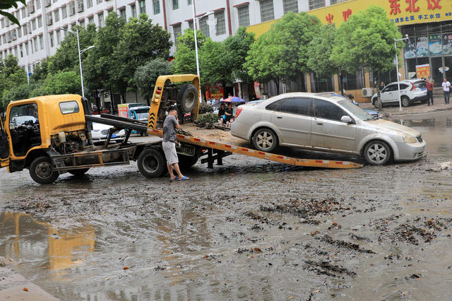 清淤  排涝  灾后  环卫工人  恢复秩序