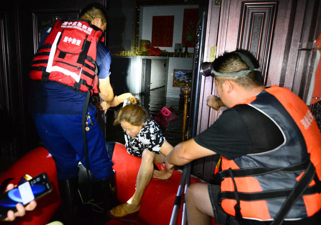 救灾  洪水  凌晨  党员干部  救人  村民