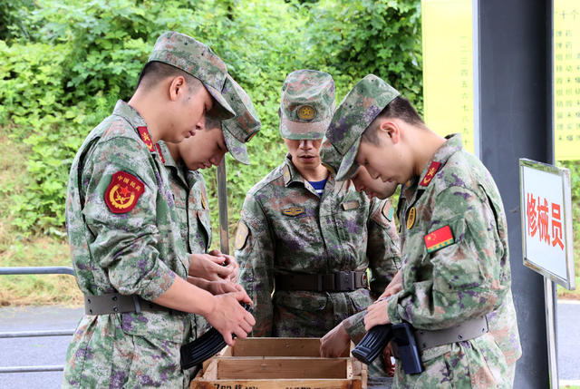 实弹射击，冒雨进行