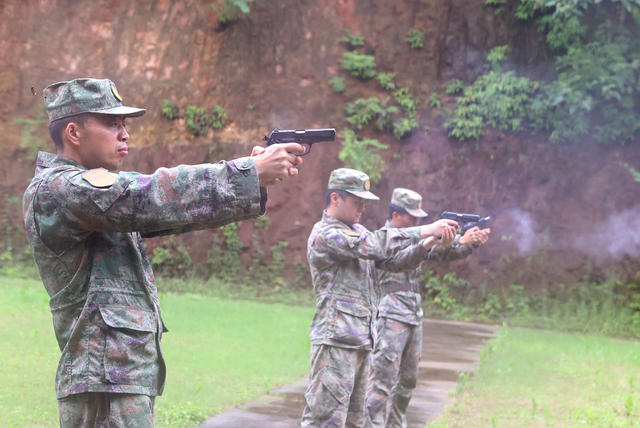 实弹射击，冒雨进行