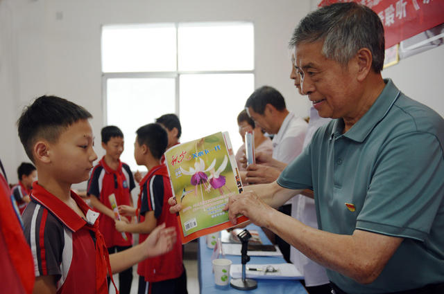 暑假 红色 课堂 青少年 劳模 五老