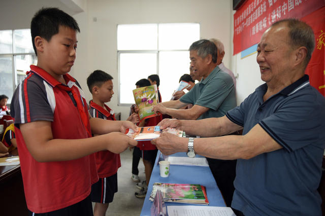 暑假 红色 课堂 青少年 劳模 五老